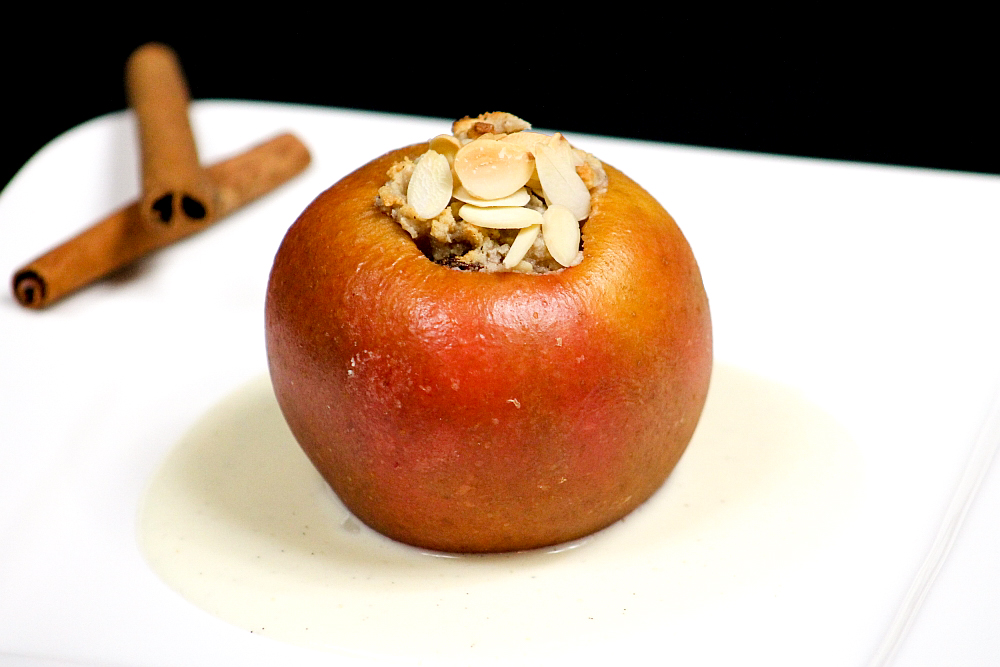Bild von einem Bratapfel mit Vanillesoße