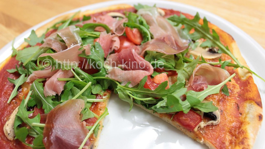Rezept: Rucola-Pizza mit Parmaschinken und frischen Tomaten