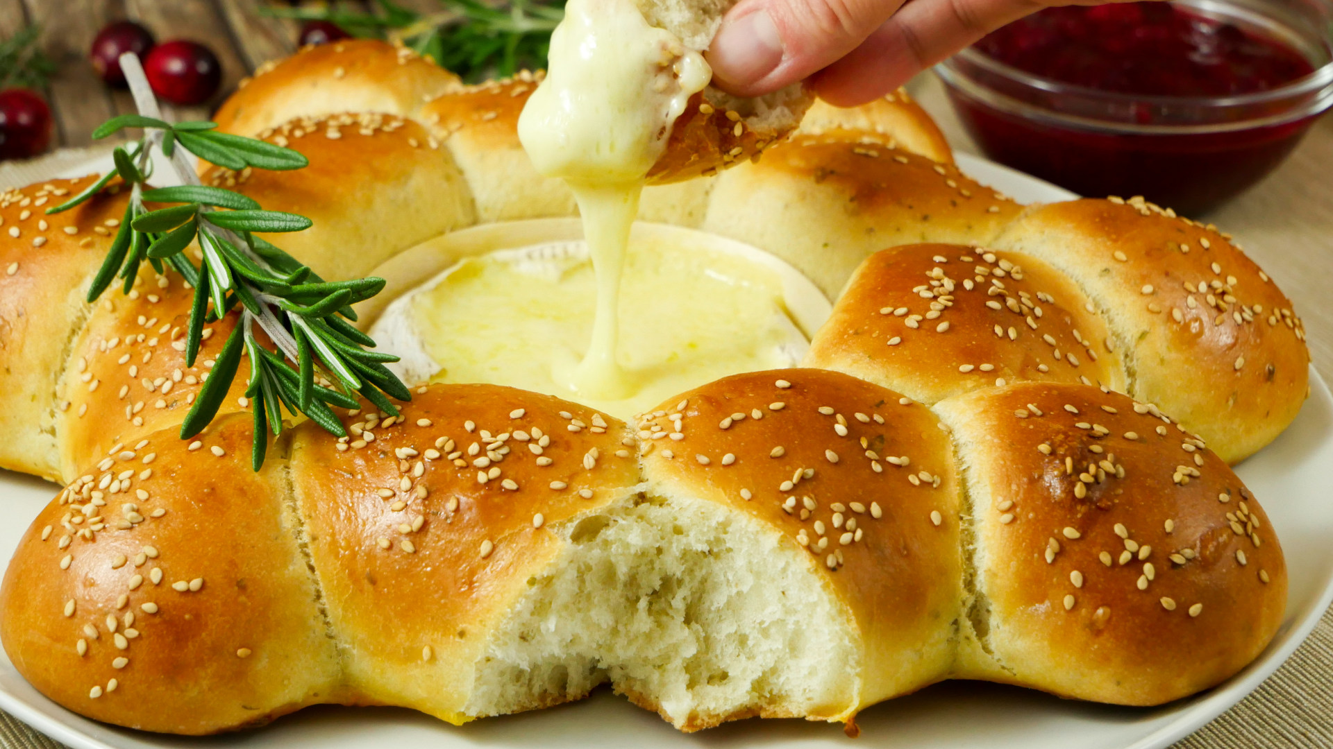 Rezept: Mediterraner Brotkranz mit Ofen-Käse| Brötchensonne mit Camembert