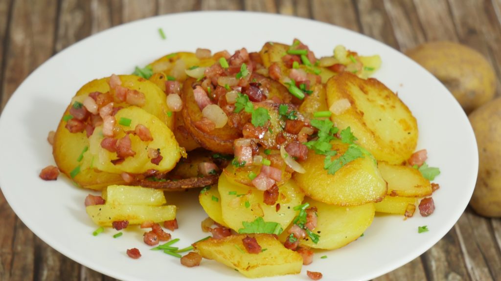 Knusprige Bratkartoffeln aus gekochten Kartoffeln mit Speck & Zwiebeln