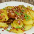 Knusprige Bratkartoffeln aus gekochten Kartoffeln mit Speck & Zwiebeln