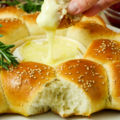 Mediterraner Brotkranz mit Ofen-Käse| Brötchensonne mit Camembert