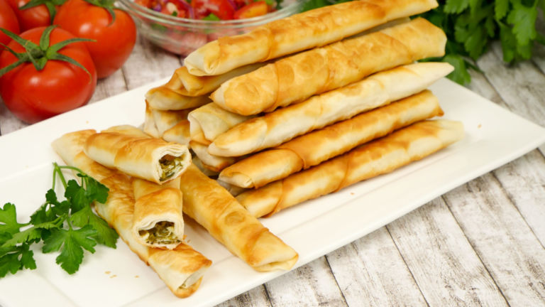 Zigarren Börek mit Tomaten-Salat I Sigara Börek mit Käse I Sarma Börek ...
