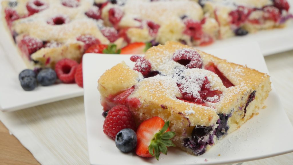 Joghurt-Kuchen mit frischen Beeren I Blechkuchen I Kuchen zum Muttertag