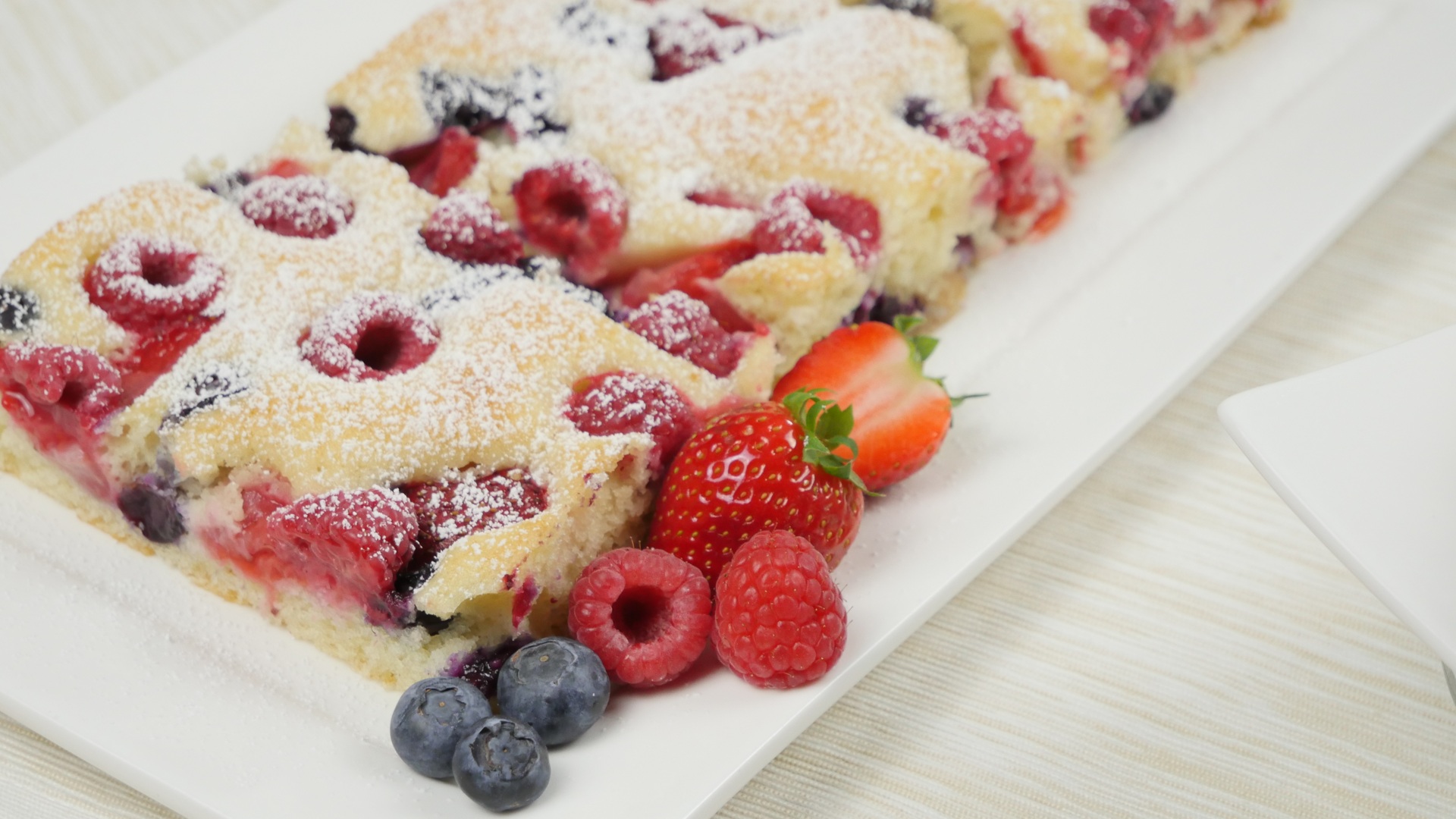 Rezept: Joghurt-Kuchen mit frischen Beeren I Blechkuchen I Kuchen zum ...