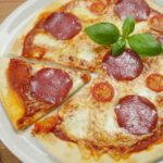 Blitz Pizza I Fertig in 25 Minuten I Teig, Sauce und Belag I Pizza ohne Hefe