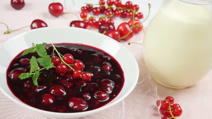 Rote Grütze Mit Kirschen Aus Dem Glas