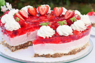 Erdbeertorte mit Knusperboden | Erdbeer-Torte mit Schmand ohne Backen