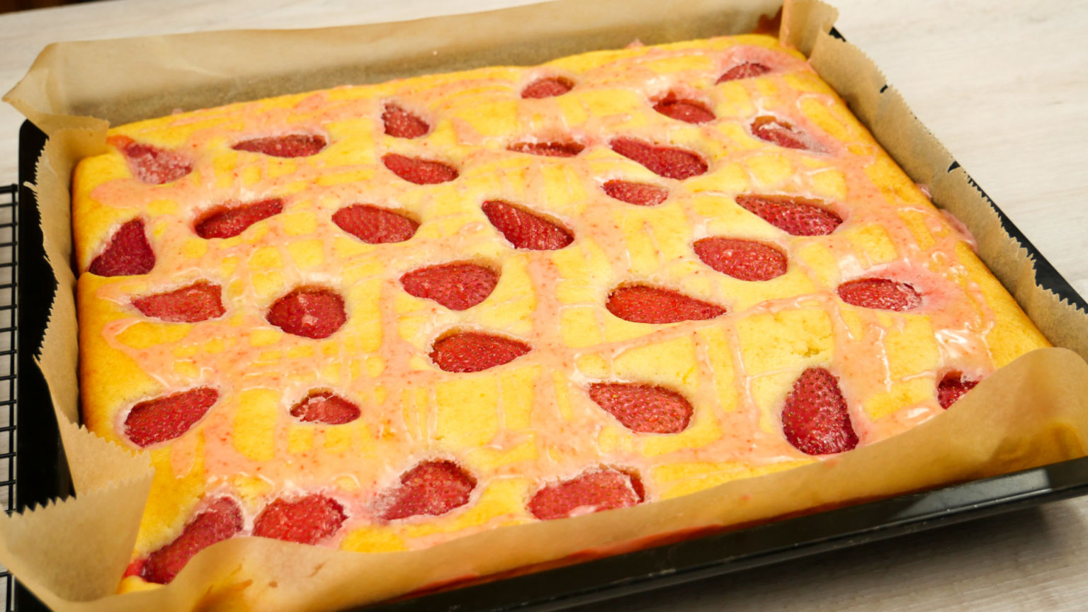 Versunkener Erdbeerkuchen vom Blech – kochkino.de