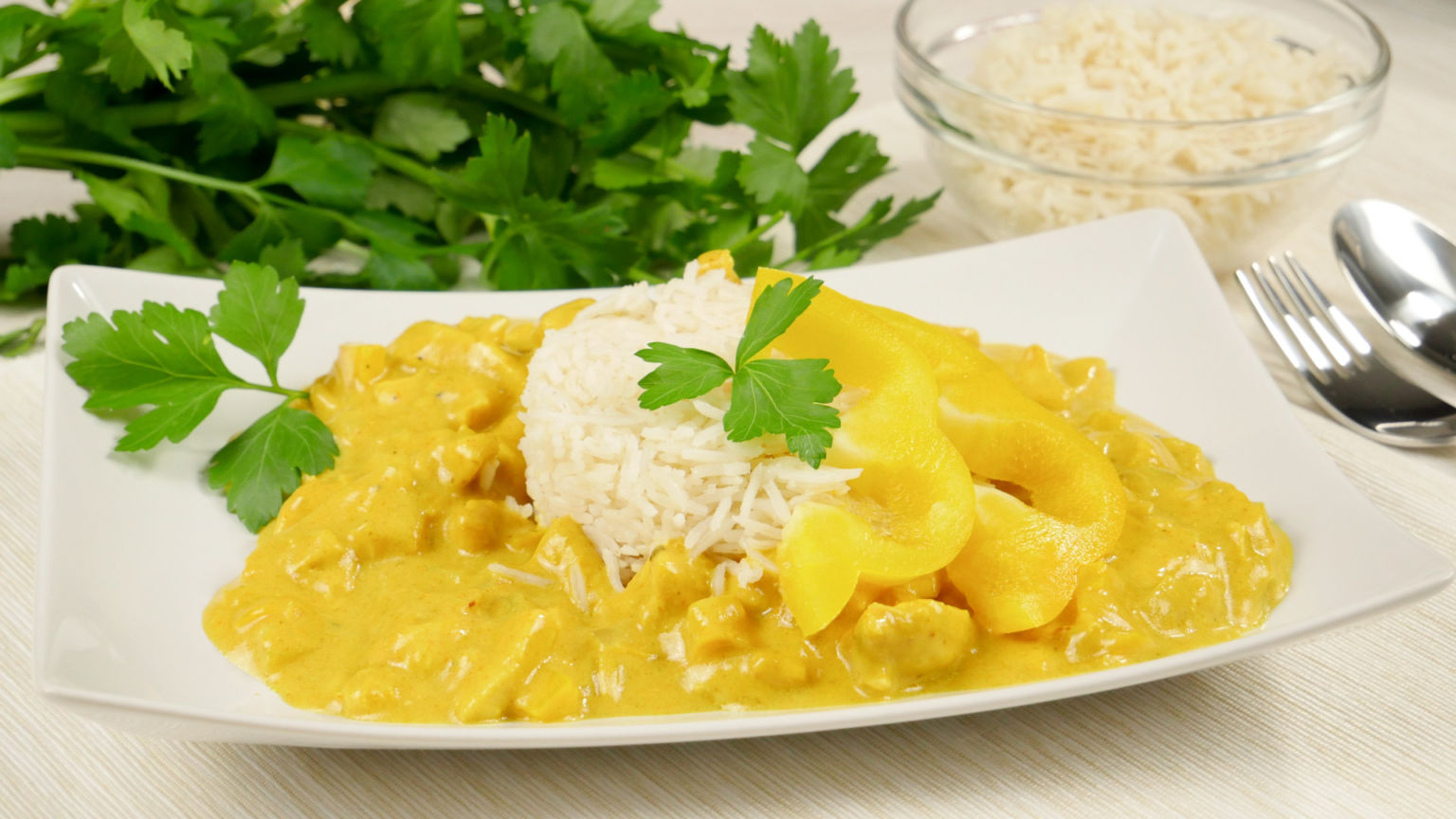 Hähnchen Geschnetzeltes in cremiger Curry-Sahne Sauce – kochkino.de Hähnchen Geschnetzeltes in cremiger Curry-Sahne Sauce – kochkino.de