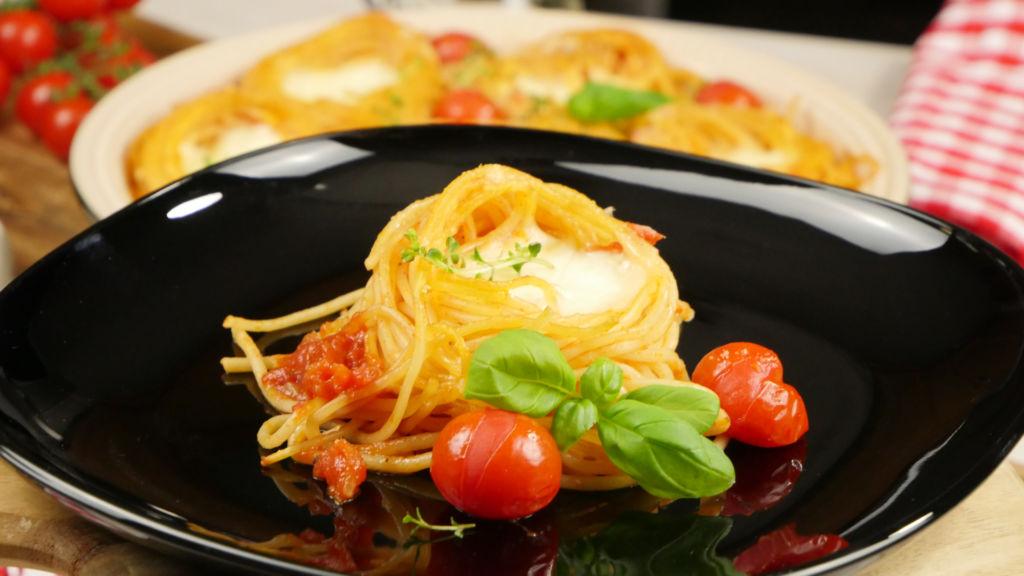 Spaghetti Nester mit Mozzarella- Füllung | Spaghetti mit Tomatensauce mal anders