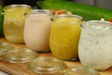 Vier verschiedene Salatdressings Basisrezepte
