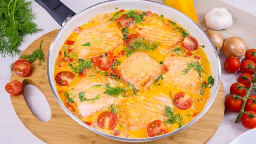 Rezept für Lachs in Sahnesoße mit Spinat und Tomaten