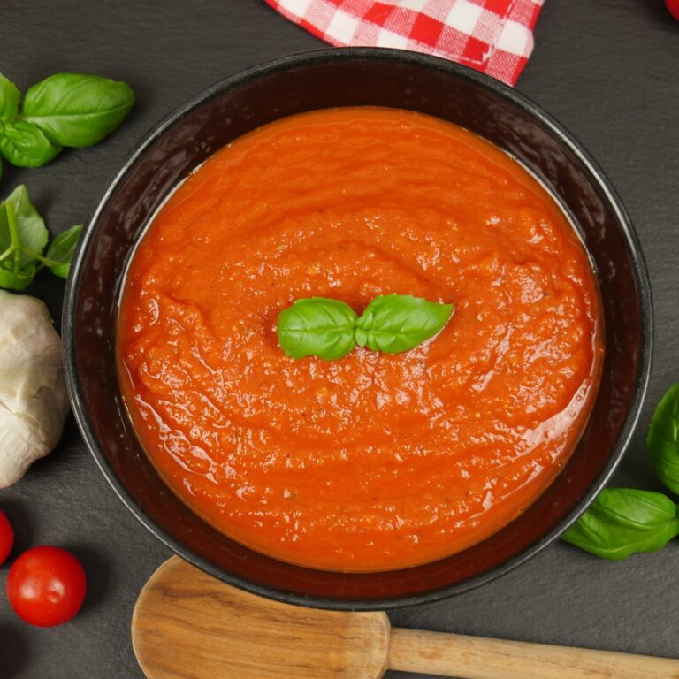 Selbstgemachte Tomatensoße mit Kräutern – kochkino.de
