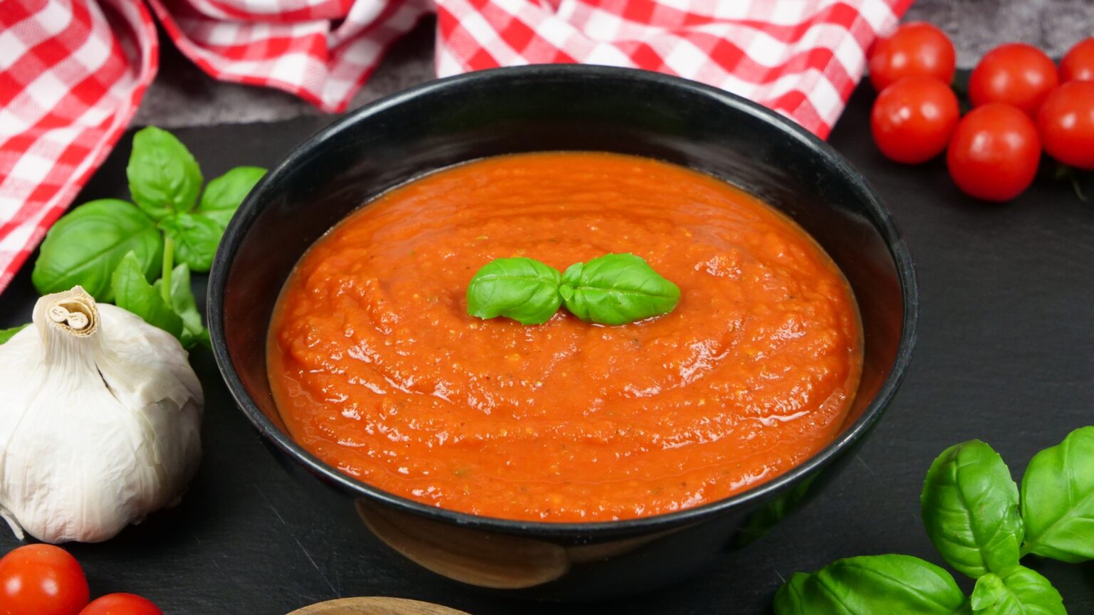 Rezept: Selbstgemachte Tomatensoße mit Kräutern
