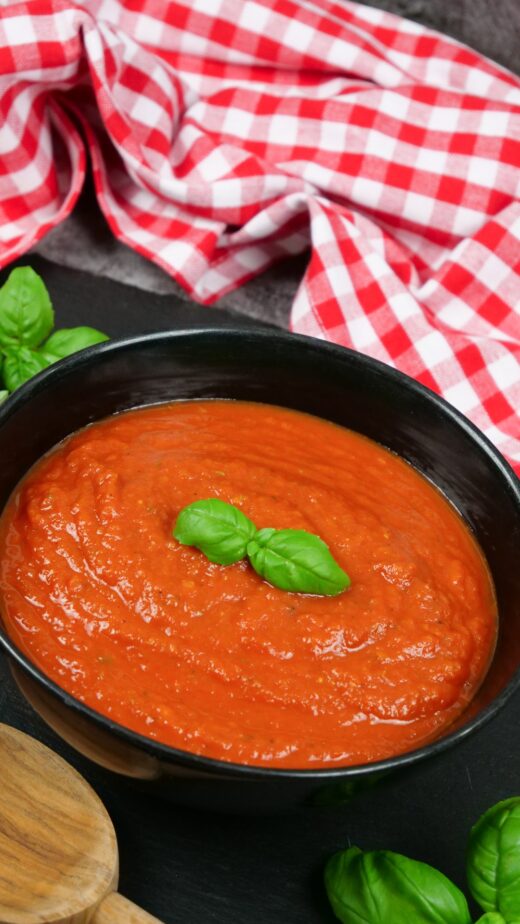 Rezept: Selbstgemachte Tomatensoße mit Kräutern