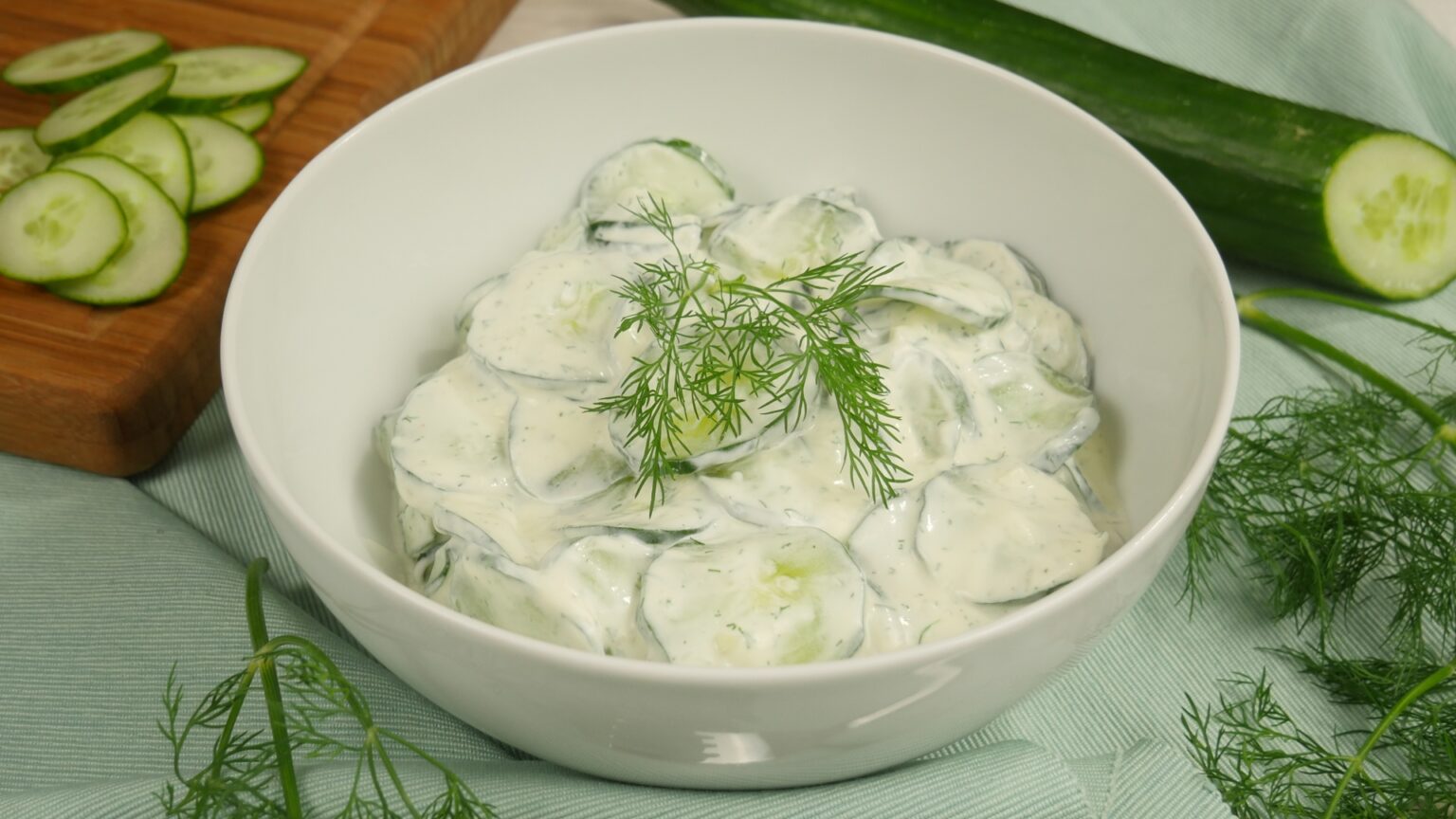 Erfrischender Gurkensalat mit aromatischem Joghurt-Dill-Dressing ...