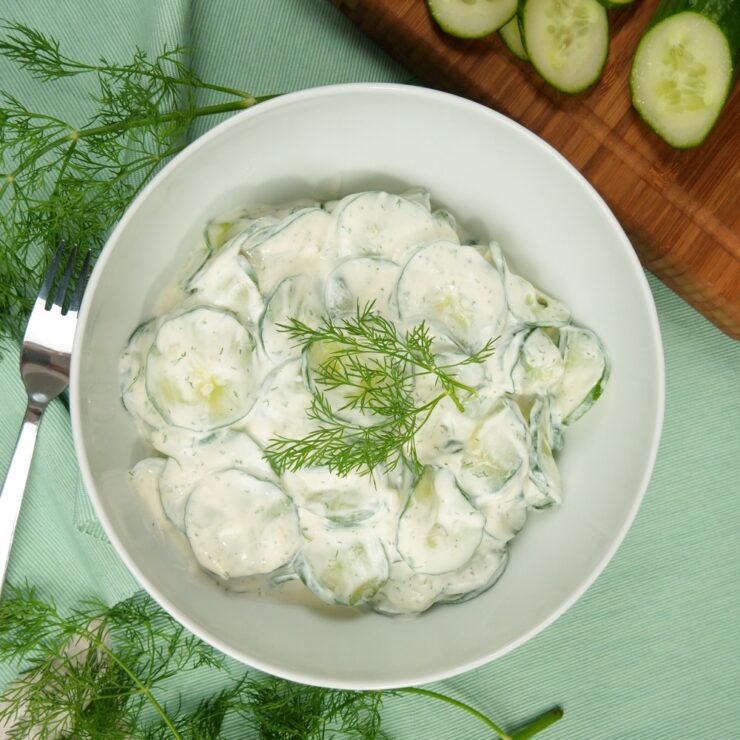 Erfrischender Gurkensalat mit aromatischem Joghurt-Dill-Dressing ...