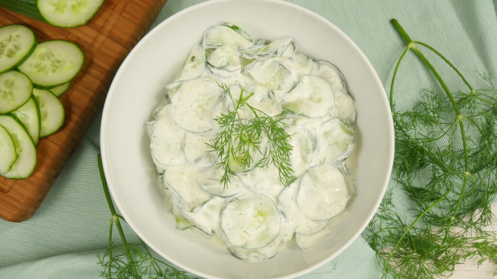 Erfrischender Gurkensalat mit aromatischem Joghurt-Dill-Dressing