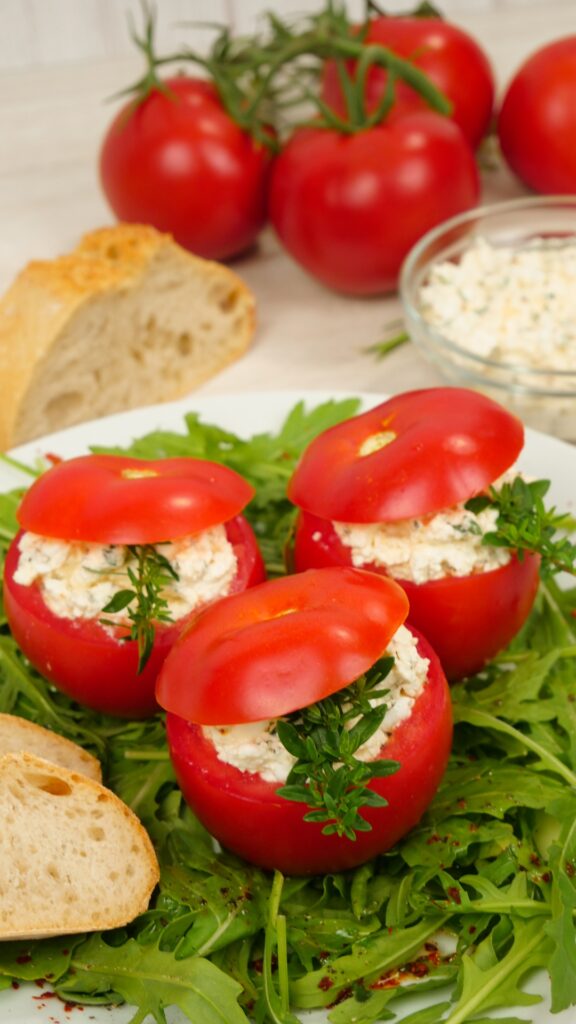 Gefüllte Tomaten - Rezept für Tomaten mit aromatischer Feta-Hüttenkäse-Füllung