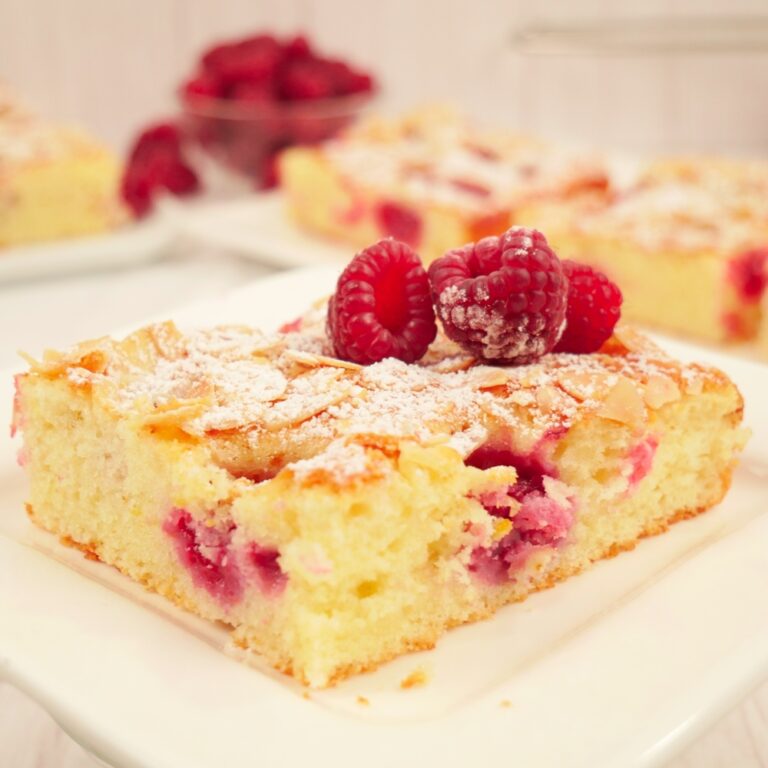 Saftiger Himbeerkuchen vom Blech mit Mandeln und Puderzucker – kochkino.de