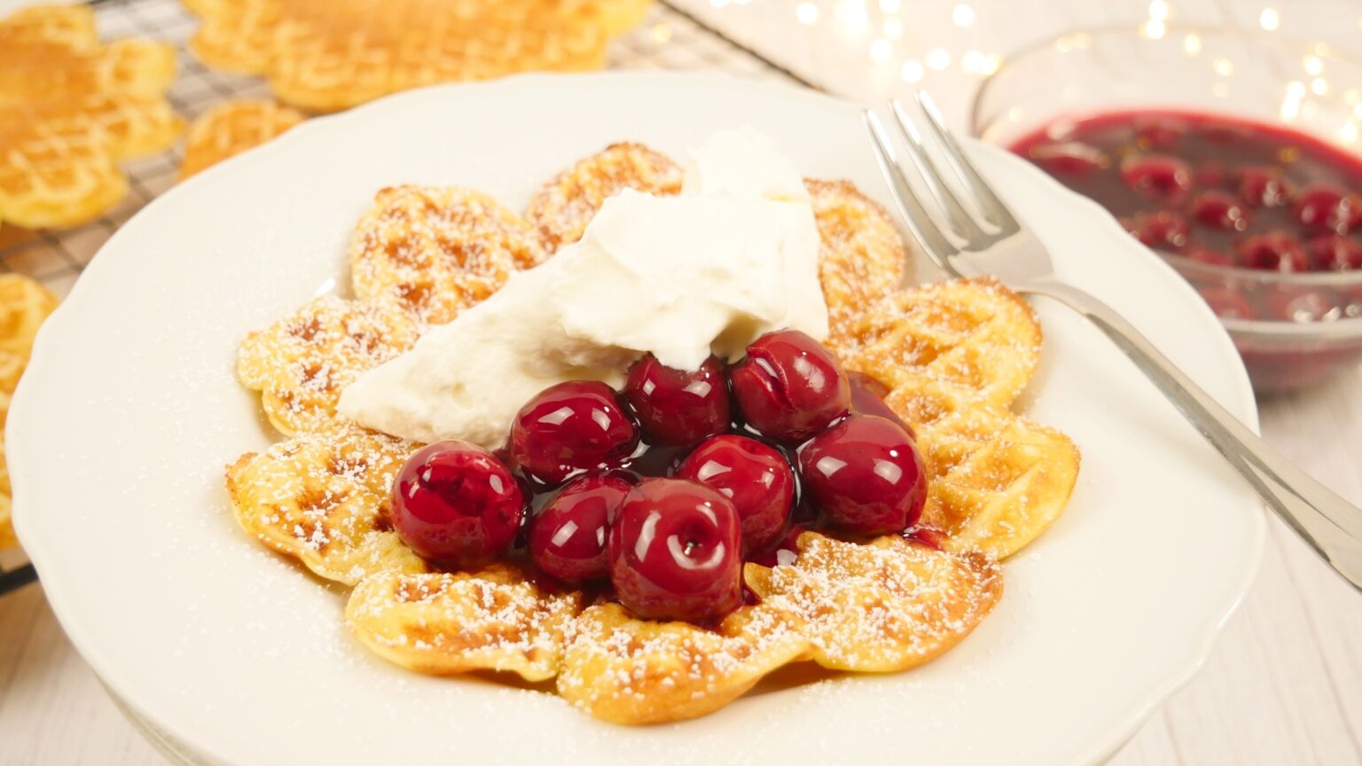 Waffeln mit Kirschen | Waffelteig Grundrezept – kochkino.de Waffeln mit Kirschen | Waffelteig Grundrezept – kochkino.de